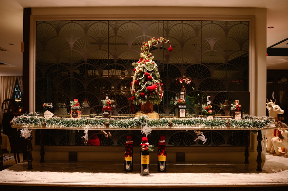 Diên Vị Dining is decorated with a Christmas 2025 theme